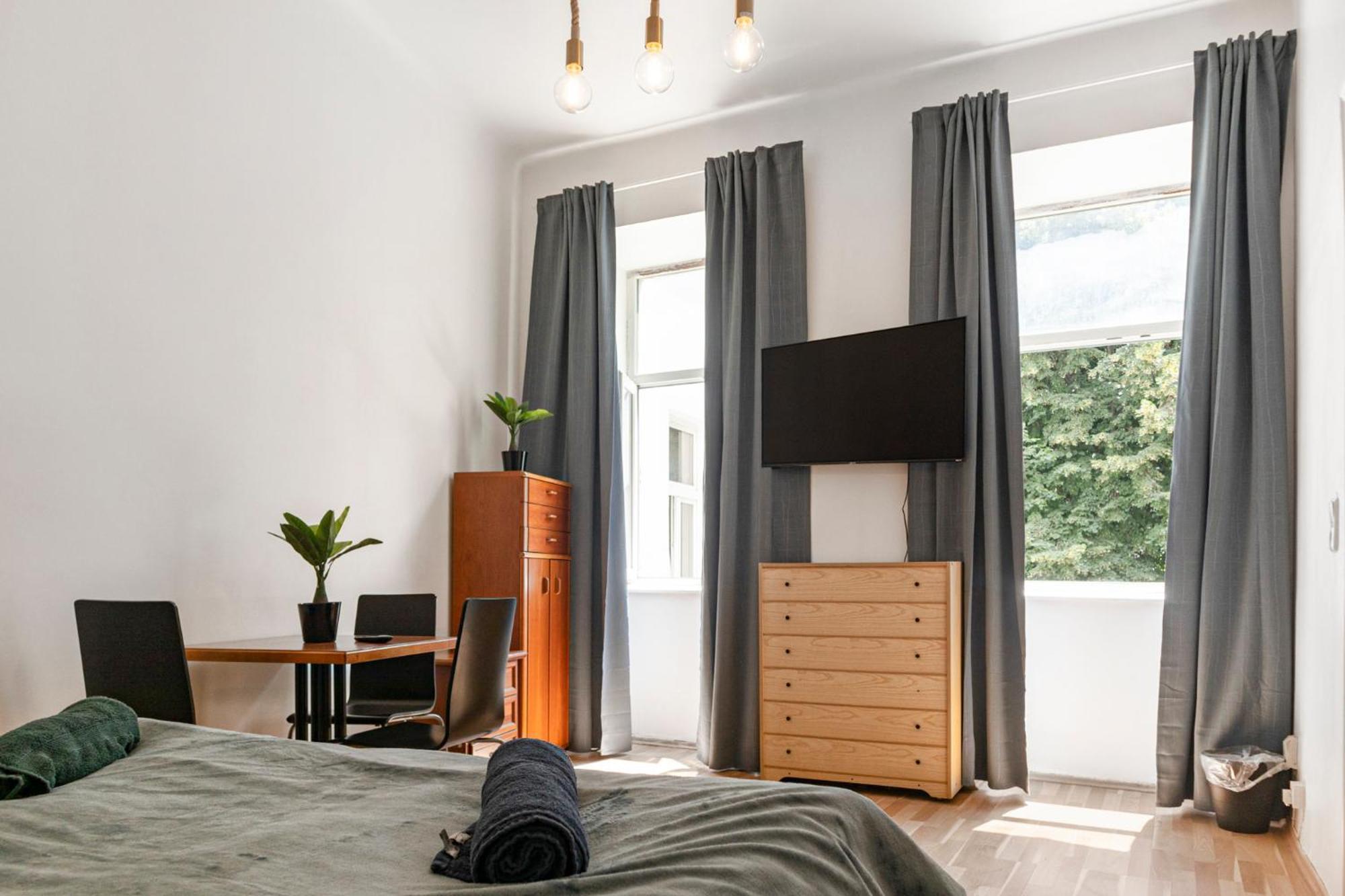 Apartment Modern 1br Tv & Wifi, Well Connected